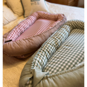 Nido de bebé artesanal confeccionado a mano con telas suaves y diseño exclusivo de Don Botón. Ideal para recién nacidos.