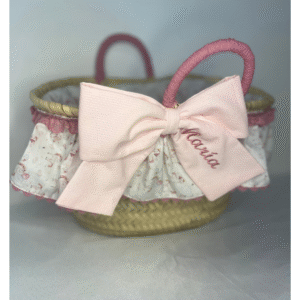 Cesto personalizado con nombre bordado, hecho a mano en la mercería artesanal Don Botón. Ideal para bebés y regalos únicos.
