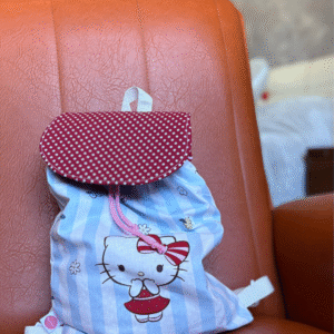 Mochila personalizada para bebé confeccionada en tela artesanal con estampado exclusivo, hecha a mano en Don Botón.